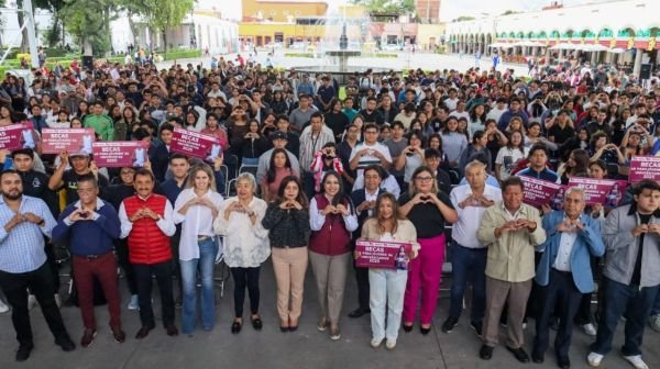 Entrega Tonantzin Fernández becas a jóvenes estudiantes y deportistas de San Pedro Cholula