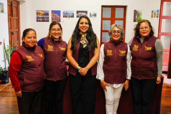 Entrega Tonantzin Fernández uniformes a personal del DIF Municipal