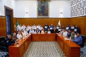 Comprometida con la seguridad y el servicio público, Tonantzin Fernández entrega becas y reconocimientos