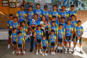 Entrega Tonantzin Fernández uniformes a jóvenes promesas del ciclismo en Cuachayotla