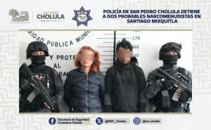 Policía de San Pedro Cholula detiene a dos probables narcomenudistas en Santiago Mixquitla