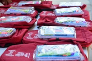Continúa el programa Amoxtli entregando mochilas y kits escolares en San Pedro Cholula