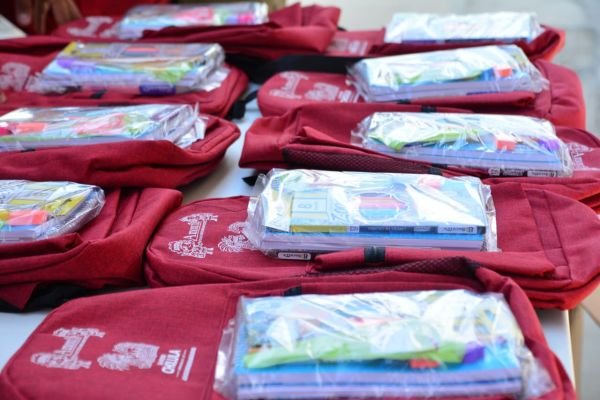 Continúa el programa Amoxtli entregando mochilas y kits escolares en San Pedro Cholula
