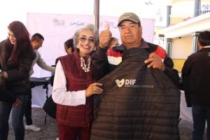 Abrigando Cholula el programa de bienestar que entrega 4,500 chamarras por todo San Pedro