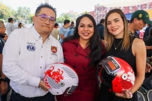 Tonantzin Fernández entrega cascos gratuitos a motociclistas de San Pedro Cholula