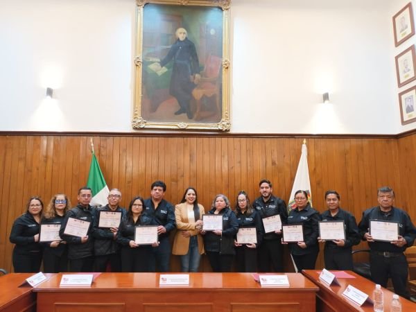 Entrega Tonantzin Fernández reconocimientos al mérito a personal sindicalizado - La presidenta municipal destacó la labor diaria de quienes trabajan en diversas áreas del Ayuntamiento