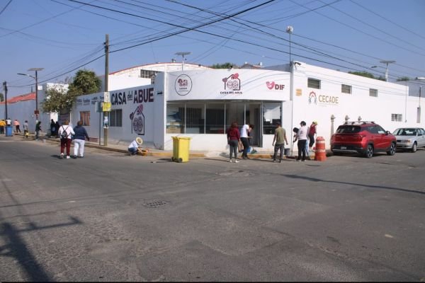 Lupita Fernández encabeza faena comunitaria en Casa del Abue