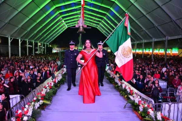 Tonantzin Fernández encabeza el Grito de Independencia en San Pedro Cholula