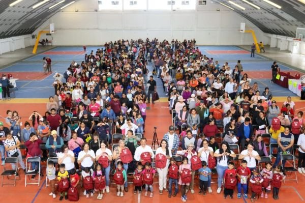 Entrega Tonantzin Fernández mochilas y kits escolares a menores de CAIC’s y preescolares públicos