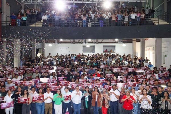 En compañía de Gaby “La Bonita” Sánchez, Tonantzin Fernández entrega becas a jóvenes deportistas y universitarios