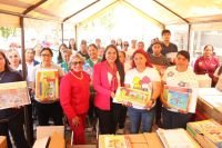 Impulsa Tonantzin Fernández educación de la niñez cholulteca con entrega de libros de texto